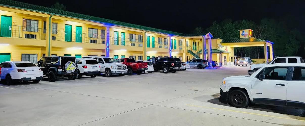Scottish Inn & Suites Hankamer Exterior photo